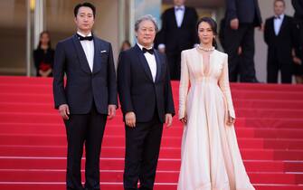 CANNES, FRANCE - MAY 23: (L-R) Go Kyung-Pyo, Director Park Chan-wook and Tang Wei attend the screening of "Decision To Leave (Heojil Kyolshim)" during the 75th annual Cannes film festival at Palais des Festivals on May 23, 2022 in Cannes, France. (Photo by Andreas Rentz/Getty Images)