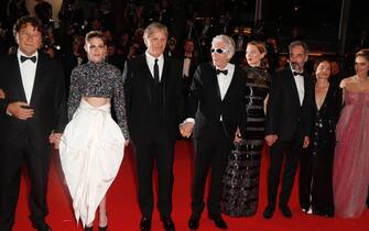 epa09970314 (L-R) Robert Lantos, Kristen Stewart, Viggo Mortensen, David Cronenberg, Lea Seydoux, Don McKellar, Nadia Litz, and Denise Capezza, arrive for the screening of 'Crimes of the Future' during the 75th annual Cannes Film Festival, in Cannes, France, 23 May 2022. The movie is presented in the Official Competition of the festival which runs from 17 to 28 May.  EPA/GUILLAUME HORCAJUELO