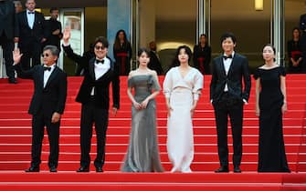 CANNES, FRANCE - MAY 26: Hirokazu Koreeda, Song Kang-ho, Choi Hee-jin, Lee Joo-Young, Gang Dong-won and Bae Doona attend the screening of "Broker (Les Bonnes Etoiles)" during the 75th annual Cannes film festival at Palais des Festivals on May 26, 2022 in Cannes, France.  (Photo by Joe Maher / Getty Images)