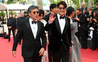 CANNES, FRANCE - MAY 26: Hirokazu Koreeda and Song Kang-ho attend the screening of "Broker (Les Bonnes Etoiles)" during the 75th annual Cannes film festival at Palais des Festivals on May 26, 2022 in Cannes, France. (Photo by Joe Maher/Getty Images)