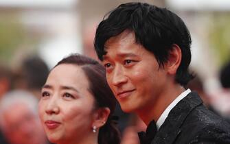 epa09978015 Gang Dong-won (R) and Bae Doona arrive for the screening of 'Broker (Les Bonnes Etoiles)' during the 75th annual Cannes Film Festival, in Cannes, France, 26 May 2022. The movie is presented in the Official Competition of the festival which runs from 17 to 28 May.  EPA / GUILLAUME HORCAJUELO