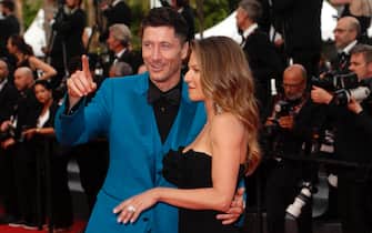 epa09977879 Anna Lewandowska (R) and Robert Lewandowski arrive for the screening of 'Broker (Les Bonnes Etoiles)' during the 75th annual Cannes Film Festival, in Cannes, France, 26 May 2022. The movie is presented in the Official Competition of the festival which runs from 17 to 28 May.  EPA/GUILLAUME HORCAJUELO