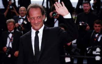 epa09977850 Vincent Lindon arrives for the screening of 'Broker (Les Bonnes Etoiles)' during the 75th annual Cannes Film Festival, in Cannes, France, 26 May 2022. The movie is presented in the Official Competition of the festival which runs from 17 to 28 May.  EPA / CLEMENS BILAN