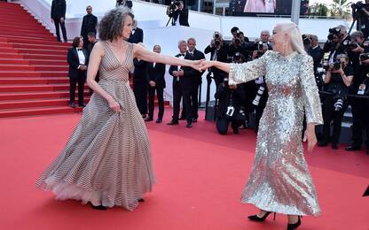 Cannes, Andie MacDowell e Helen Mirren, un red carpet a passo di danza