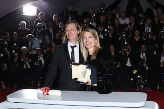 CANNES, FRANCE - MAY 28: Director Felix Van Groeningen and Charlotte Vandermeersch pose with the Jury Prize for the movie 'Le Otto Montagne' (The Eight Mountains) during the winner photocall during the 75th annual Cannes film festival at Palais des Festivals on May 28, 2022 in Cannes, France. (Photo by Pascal Le Segretain/Getty Images)