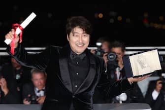 CANNES, FRANCE - MAY 28: Song Kang-Ho poses with the Best Actor Palm d'Or Award for the movie 'Broker' during the winner photocall during the 75th annual Cannes film festival at Palais des Festivals on May 28, 2022 in Cannes, France.  (Photo by Daniele Venturelli / WireImage)
