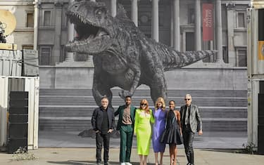 LONDON, ENGLAND - MAY 27:  Director Colin Trevorrow, Mamoudou Athie, Bryce Dallas Howard, Laura Dern, DeWanda Wise and Jeff Goldblum attend the "Jurassic World Dominion" photocall at Trafalgar Square on May 27, 2022 in London, England. (Photo by Jeff Spicer/Getty Images for Universal Pictures and Amblin Entertainment)