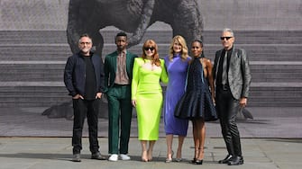 LONDON, ENGLAND - MAY 27:  Director Colin Trevorrow, Mamoudou Athie, Bryce Dallas Howard, Laura Dern, DeWanda Wise and Jeff Goldblum attend the "Jurassic World Dominion" photocall at Trafalgar Square on May 27, 2022 in London, England. (Photo by Jeff Spicer/Getty Images for Universal Pictures and Amblin Entertainment)