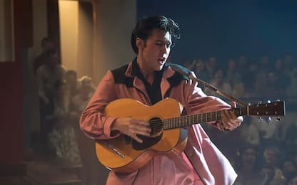 Elvis, Austin Butler nel backstage del film si tramuta nel re del rock