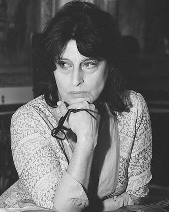 541157004 The actress and icon of Italian cinema Anna Magnani posing seated with one hand under her chin for a photo shooting made in her house. Rome, May 1968 (Photo by Walter Mori\Mondadori Portfolio\Mondadori via Getty Images)