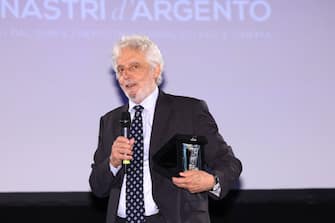 ROME, ITALY - JUNE 20: Nicola Piovani receives on stage the Best Soundtrack Award for "Leonora addio" and "I fratelli De Filippo" at the 76th Nastri D'Argento 2022 on June 20, 2022 in Rome, Italy. (Photo by Daniele Venturelli/Daniele Venturelli / WireImage  )