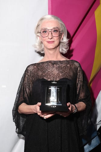 ROME, ITALY - JUNE 20: Drusilla Foer poses with her Cameo of the year Award for "Sempre piÃ¹ bello" at the 76th Nastri D'Argento 2022 on June 20, 2022 in Rome, Italy. (Photo by Daniele Venturelli/Daniele Venturelli / WireImage  )