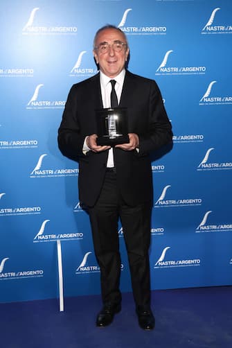 ROME, ITALY - JUNE 20: Silvio Orlando poses with his Best Actor Award for "Ariaferma" and "Il Bambino Nascosto" during the awards ceremony at the 76th Nastri D'Argento 2022 on June 20, 2022 in Rome, Italy. (Photo by Daniele Venturelli/Daniele Venturelli / WireImage  )