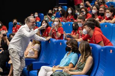 In una foto dall'ufficio stampa, il premio Oscar Gary Oldman al festival di Giffoni per un incontro con i giovani, Giffoni Valle Piana, 28 luglio 2022. ANSA +++ HO NO SALES - DITORIAL USE ONLY +++ o +++ ANSA PROVIDES ACCESS TO THIS HANDOUT PHOTO TO BE USED SOLELY TO ILLUSTRATE NEWS REPORTING OR COMMENTARY ON THE FACTS OR EVENTS DEPICTED IN THIS IMAGE; NO ARCHIVING; NO LICENSING +++