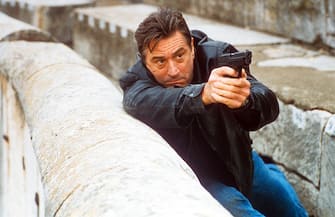 Robert De Niro aiming gun in a scene from the film 'Ronin', 1998. (Photo by United Artists/Getty Images)