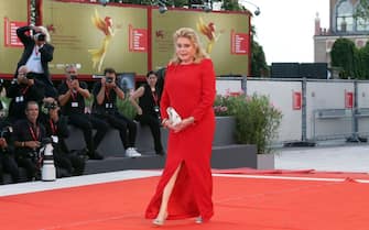 VENICE, ITALY - AUGUST 31: Catherine Deneuve attends the "White Noise" and opening ceremony red carpet at the 79th Venice International Film Festival on August 31, 2022 in Venice, Italy. (Photo by Elisabetta A. Villa/Getty Images)
