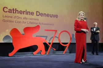 VENICE, ITALY - AUGUST 31: Catherine Deneuve receives the Golden Lion For Lifetime Achievement Award during the opening ceremony of the 79th Venice International Film Festival on August 31, 2022 in Venice, Italy. (Photo by Daniele Venturelli/WireImage)