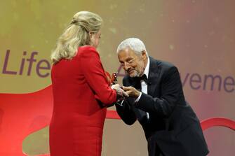 VENICE, ITALY - AUGUST 31: Catherine Deneuve receives the Golden Lion For Lifetime Achievement Award from President of the Venice Biennale Roberto Cicutto during the opening ceremony of the 79th Venice International Film Festival on August 31, 2022 in Venice, Italy. (Photo by Daniele Venturelli/WireImage)