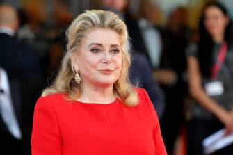 VENICE, ITALY - AUGUST 31: Catherine Deneuve attends the "White Noise" and opening ceremony red carpet at the 79th Venice International Film Festival on August 31, 2022 in Venice, Italy. (Photo by Dominique Charriau/WireImage)