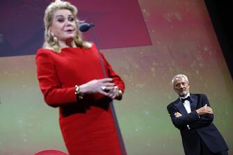 VENICE, ITALY - AUGUST 31: Catherine Deneuve receives the Golden Lion For Lifetime Achievement Award from President of the Venice Biennale Roberto Cicutto during the opening ceremony of the 79th Venice International Film Festival on August 31, 2022 in Venice, Italy. (Photo by Vittorio Zunino Celotto/Getty Images)