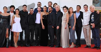 Italian singer and actress Elodie (C-L) and Italian filmmaker Pippo Mezzapesa (C-R) with the cast arrive for the premiere of 'Ti mangio il cuore' during the 79th Venice Film Festival in Venice, Italy, 04 September 2022. The movie is presented in 'Orizzonti' section at the festival running from 31 August to 10 September 2022.  ANSA/ETTORE FERRARI