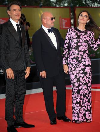 Italian filmmaker Emanuele Crialese (C) and Spanish actress Penelope Cruz (R) and Italian actor Vincenzo Amato (L), arrive for the premiere of 'L'Immensita' ' during the 79th annual Venice International Film Festival, in Venice, Italy, 04 September 2022.The movie is presented in Official competition 'Venezia 79' at the festival running from 31 August to 10 September 2022. ANSA/CLAUDIO ONORATI
