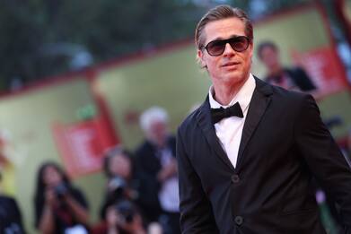 Mostra del Cinema, Brad Pitt sul red carpet per Blonde. FOTO