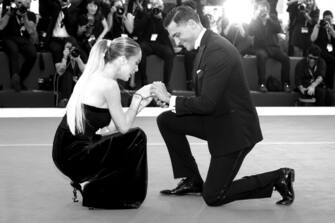 VENICE, ITALY - SEPTEMBER 07: (EDITOR NOTE: This image has been converted to black and white) Alessandro Basciano proposes to Sophie Codegoni during "The Son" red carpet at the 79th Venice International Film Festival on September 07, 2022 in Venice, Italy. (Photo by Vittorio Zunino Celotto/Getty Images)