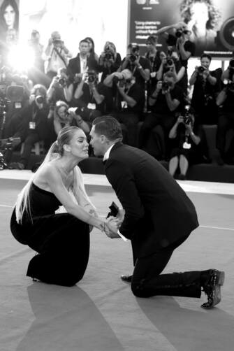 VENICE, ITALY - SEPTEMBER 07: (EDITOR NOTE: This image has been converted to black and white)Alessandro Basciano proposes to Sophie Codegoni during "The Son" red carpet at the 79th Venice International Film Festival on September 07, 2022 in Venice, Italy. (Photo by Daniele Venturelli/WireImage)
