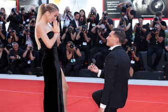 VENICE, ITALY - SEPTEMBER 07: Alessandro Basciano proposes to Sophie Codegoni during "The Son" red carpet at the 79th Venice International Film Festival on September 07, 2022 in Venice, Italy. (Photo by Daniele Venturelli/WireImage)