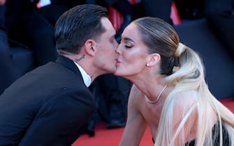 Venezia, 79th Venice Film Festival 2022, Proposta di matrimonio sul Red Carpet, Alessandro Basciano regala l’anello a Sophie Codegoni