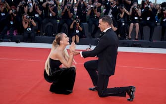Venezia, 79th Venice Film Festival 2022, Proposta di matrimonio sul Red Carpet, Alessandro Basciano regala l’anello a Sophie Codegoni