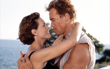 Arnold Schwarzenegger in una scena del film "True Lies" (1994) con Jamie Lee Curtis.