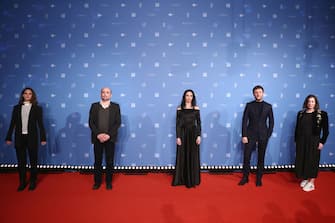 BERLIN, GERMANY - FEBRUARY 11: Ariane Labed, Peter Strickland, Fatma Mohamed, Pietro Greppi and Serena Armitage pose at the "Flux Gourmet" photocall during the 72nd Berlinale International Film Festival Berlin at Berlinale Palast on February 11, 2022 in Berlin, Germany. (Photo by Sebastian Reuter/Getty Images)