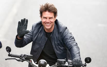 Mission Impossible, Tom Cruise si lancia con la moto da una scogliera