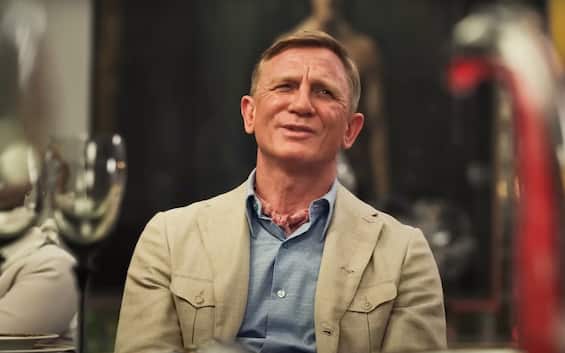 Glass Onion – Knives Out, the cast tries to mimic Daniel Craig’s accent.  VIDEO
