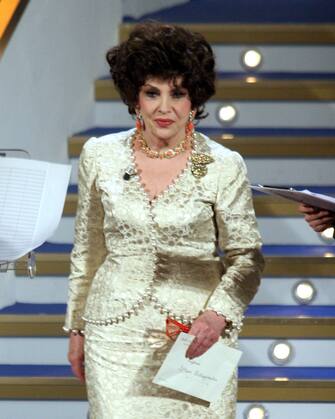 57397862 ROME - APRIL 21: Italian actress Gina Lollobrigida attends the Italian Film Academy's 50th David di Donatello Awards Ceremony at the Auditorium Conciliazione on April 21, 2006 in Rome, Italy. (Photo Elisabetta Villa/Getty Images)