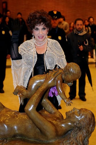 108574006 ITALY - OCTOBER 31: Italian actress Gina Lollobrigida;in front of one of her sculptures; received the Marco Aurelio award for career achievement. 3rd Rome Film Festival : Closing ceremony in Rome; Italy on October 31; 2008. (Photo by Eric VANDEVILLE/Gamma-Rapho via Getty Images)