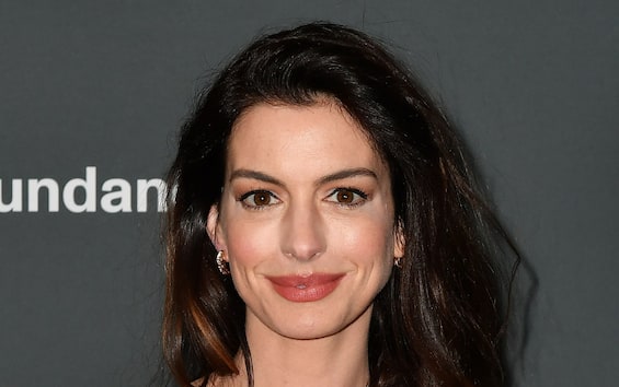 Eileen, the first photos of the thriller film with Anne Hathaway