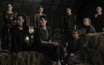 WT_07885-07899_RCC5
(l-r.) Michelle McLeod stars as Mejal, Sheila McCarthy as Greta,
Liv McNeil as Neitje, Jessie Buckley as Mariche, Claire Foy as Salome, Kate Hallett as Autje, Rooney Mara as Ona and Judith Ivey as Agata in director Sarah Polley’s film,
WOMEN TALKING
An Orion Pictures Release
Photo credit: Michael Gibson
© 2022 Orion Releasing LLC. All Rights Reserved.