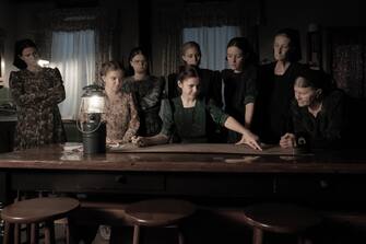WOMEN TALKING WT_08325_R
(l-r.) Jessie Buckley stars as Mariche, Kate Hallett as Autje, Michelle McLeod as Mejal,
Liv McNeil as Neitje, Rooney Mara as Ona, Claire Foy as Salome, Sheila McCarthy as Greta,
and Judith Ivey as Agata in director Sarah Polley’s film
WOMEN TALKING
An Orion Pictures Release
Photo credit: Michael Gibson
© 2022 Orion Releasing LLC. All Rights Reserved.
