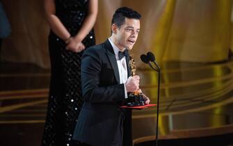 USA ACADEMY AWARDS 2019 epa07395713 A handout photo made available by the Academy of Motion Picture Arts and Science (AMPAS) shows Rami Malek accepts the Oscar for performance by an actor in a leading role during the 91st annual Academy Awards ceremony at the Dolby Theatre in Hollywood, California, USA, 24 February 2019. The Oscars are presented for outstanding individual or collective efforts in 24 categories in filmmaking. EPA/TEREKAH NAJUWAN / AMPAS / HANDOUT THE IMAGE MAY NOT BE ALTERED AND IS FREE FOR EDITORIAL USE ONY IN REPORTING ABOUT THE EVENT. ONE TIME USE ONLY. MANDATORY CREDIT. HANDOUT EDITORIAL USE ONLY/NO SALES *** Local Caption *** 54174449