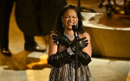Rihanna incinta agli Oscar 2023 canta Lift Me Up