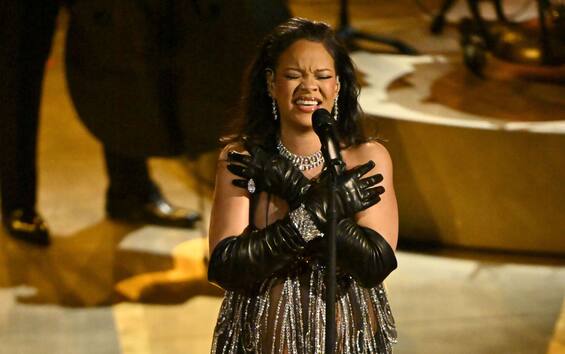 Rihanna pregnant at the Oscars 2023 sings Lift Me Up