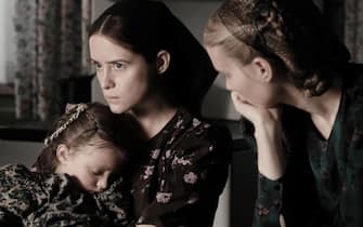 USA. Rooney Mara , Emily Mitchell and Claire Foy in the (C)United Artists Releasing new film : Women Talking (2022). 
Plot: In 2010, the women of an isolated religious community grapple with reconciling their reality with their faith. Based on the novel by Miriam Toews. 
 Ref: LMK106-J8762-130223
Supplied by LMKMEDIA. Editorial Only.
Landmark Media is not the copyright owner of these Film or TV stills but provides a service only for recognised Media outlets. pictures@lmkmedia.com