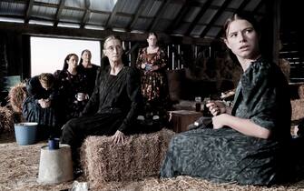 USA.  Claire Foy, Judith Ivey, Rooney Mara, Sheila McCarthy, Jessie Buckley, Michelle McLeod, Liv McNeil, Kate Hallett in the (C)United Artists Releasing new film : Women Talking (2022).  Plot: In 2010, the women of an isolated religious community grapple with reconciling their reality with their faith.  Based on the novel by Miriam Toews.  Ref: LMK106-J8762-130223 Supplied by LMKMEDIA.  Editorial Only.  Landmark Media is not the copyright owner of these Film or TV stills but provides a service only for recognized Media outlets.  pictures@lmkmedia.com