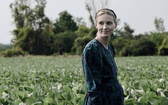 USA.  Rooney Mara in the (C)United Artists Releasing new film : Women Talking (2022).  Plot: In 2010, the women of an isolated religious community grapple with reconciling their reality with their faith.  Based on the novel by Miriam Toews.  Ref: LMK106-J8762-130223 Supplied by LMKMEDIA.  Editorial Only.  Landmark Media is not the copyright owner of these Film or TV stills but provides a service only for recognized Media outlets.  pictures@lmkmedia.com