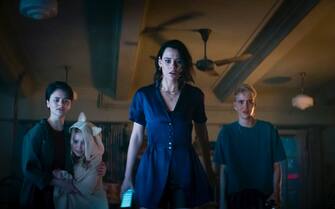 USA. Nell Fisher, Gabrielle Echols, Morgan Davies and Lily Sullivan in the (C)Warner Bros new film: Evil Dead Rise (2023). 
Plot: A twisted tale of two estranged sisters whose reunion is cut short by the rise of flesh-possessing demons, thrusting them into a primal battle for survival as they face the most nightmarish version of family imaginable.
 Ref: LMK110-J8683-100123
Supplied by LMKMEDIA. Editorial Only.
Landmark Media is not the copyright owner of these Film or TV stills but provides a service only for recognised Media outlets. pictures@lmkmedia.com