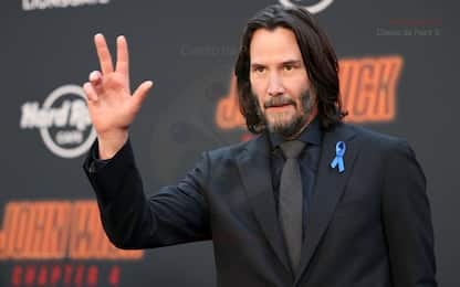 John Wick 4, Keanu Reeves regala a stuntmen t-shirt con numero morti