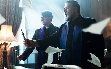 Father Esquibel (Daniel Zovatto) and Father Gabriele Amorth (Russell Crowe) in Screen Gems’ THE POPE’S EXORCIST.